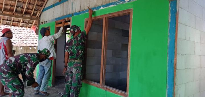 Kebut Progress, Satgas TMMD Bojonegoro Percepat Pengecatan Dinding Aladin